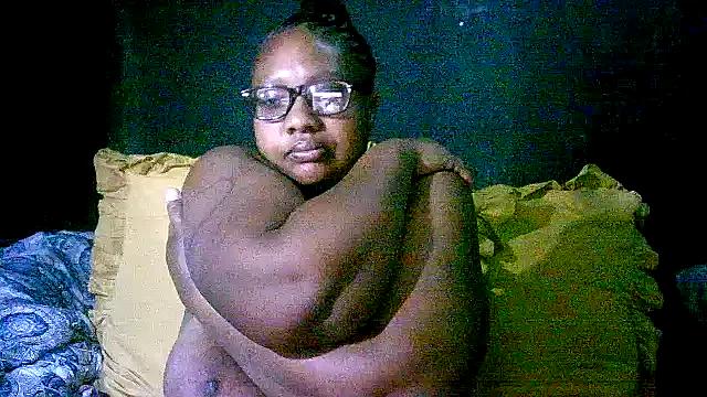 YELLOW_BONE from StripChat is Freechat