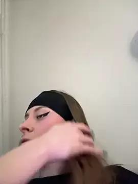 YourBabyBee from StripChat is Freechat