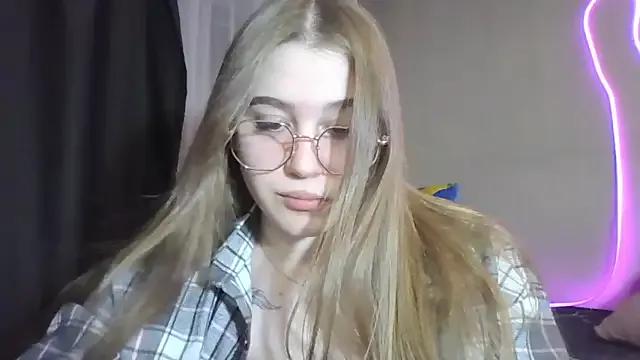 yourhoney_Lola_ from StripChat is Freechat