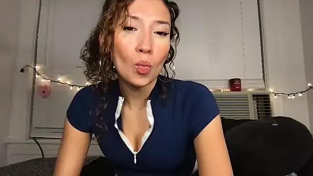 yoursweetestlilly from StripChat is Freechat